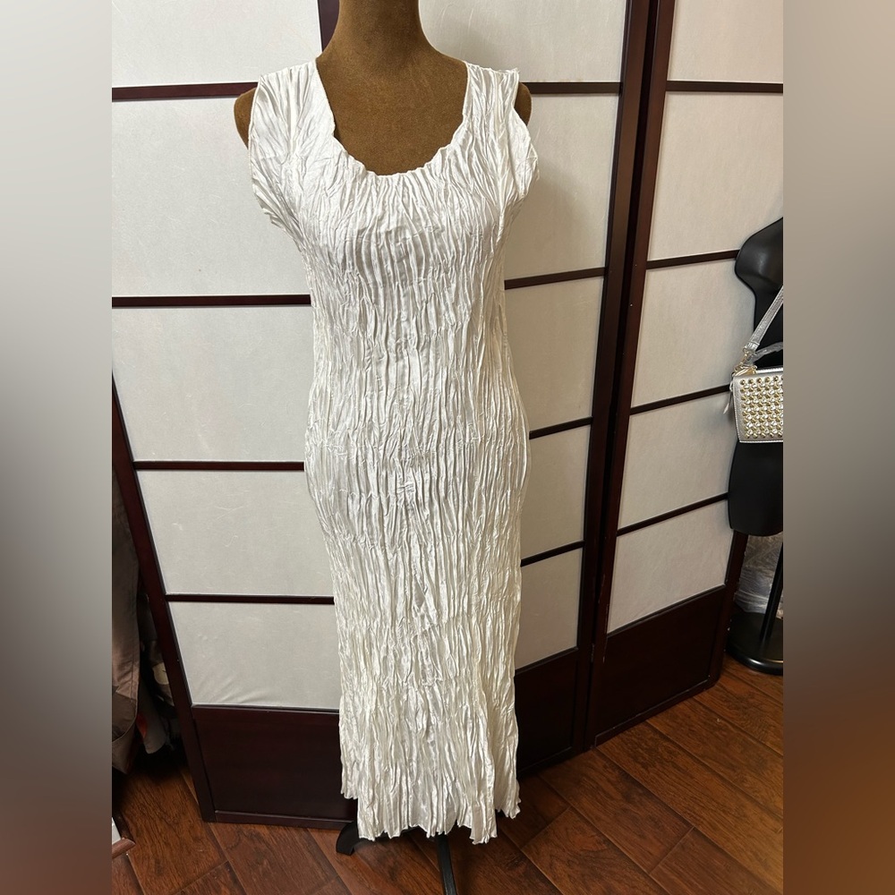 Lee Andersen designer Elegant White Pleated dress